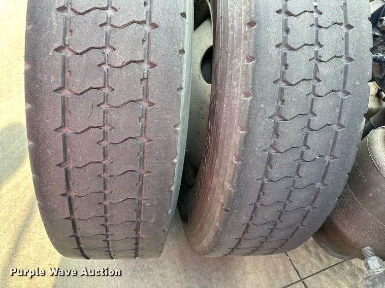 image for item EJ7281 2013 Peterbilt  384 semi truck