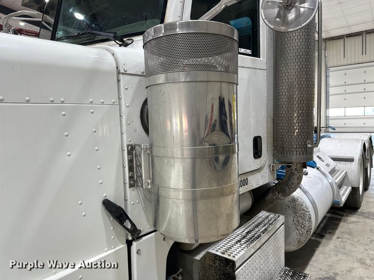 image for item EJ8925 2007 Peterbilt  379 semi truck