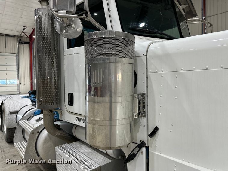 image for item EJ8925 2007 Peterbilt  379 semi truck