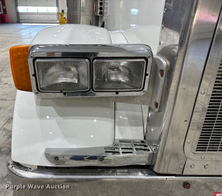 image for item EJ8925 2007 Peterbilt  379 semi truck