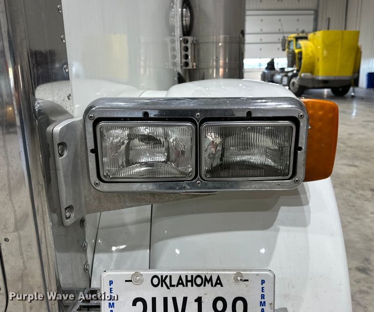 image for item EJ8925 2007 Peterbilt  379 semi truck