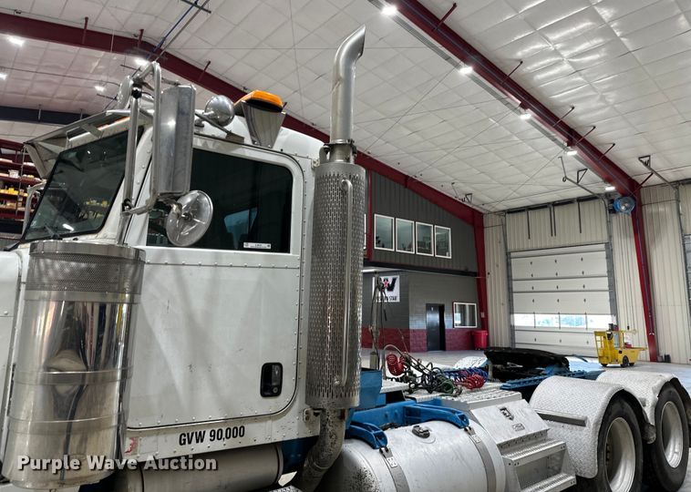 image for item EJ8925 2007 Peterbilt  379 semi truck