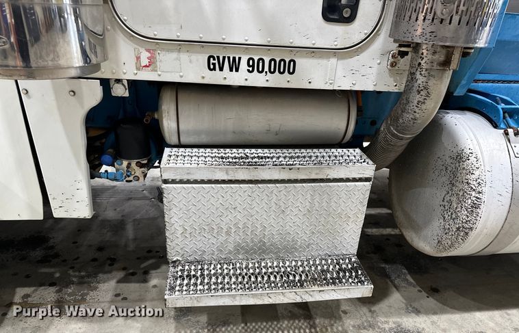 image for item EJ8925 2007 Peterbilt  379 semi truck