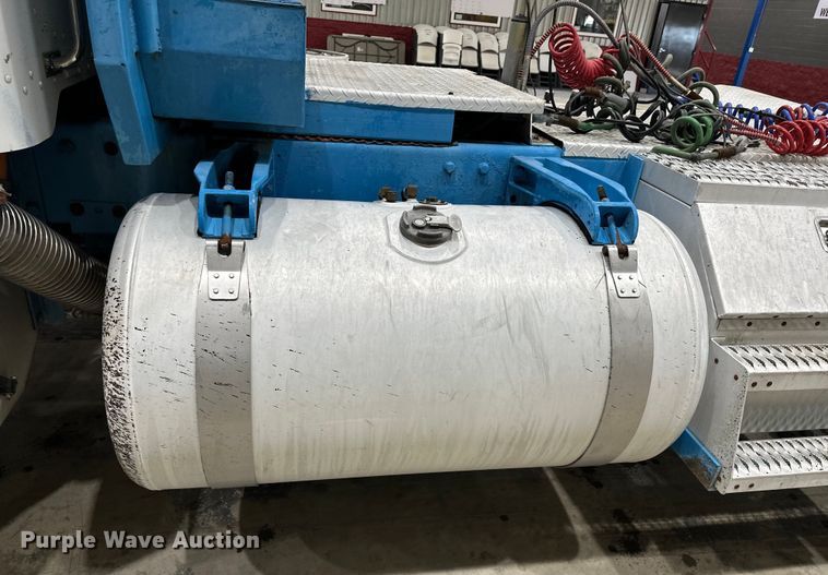 image for item EJ8925 2007 Peterbilt  379 semi truck