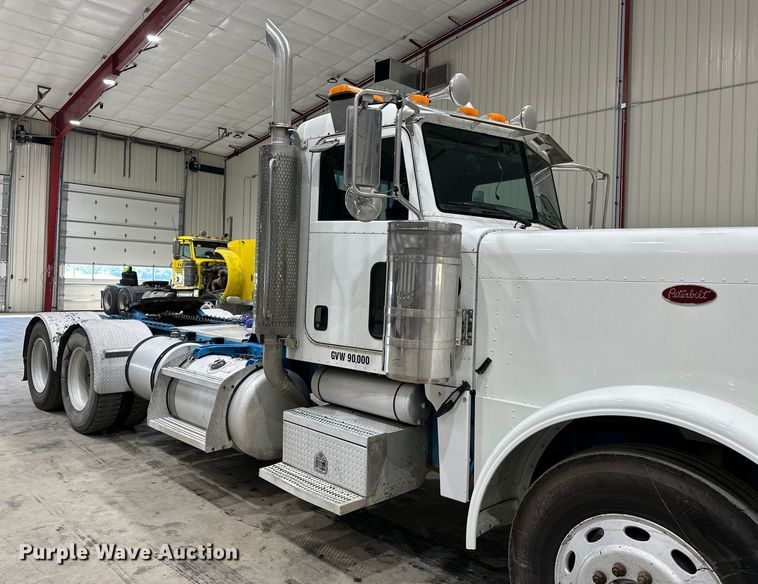 image for item EJ8925 2007 Peterbilt  379 semi truck
