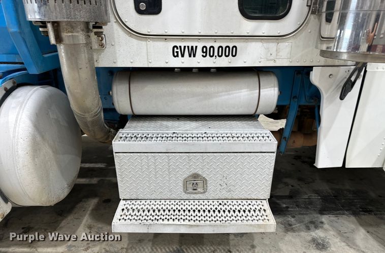 image for item EJ8925 2007 Peterbilt  379 semi truck