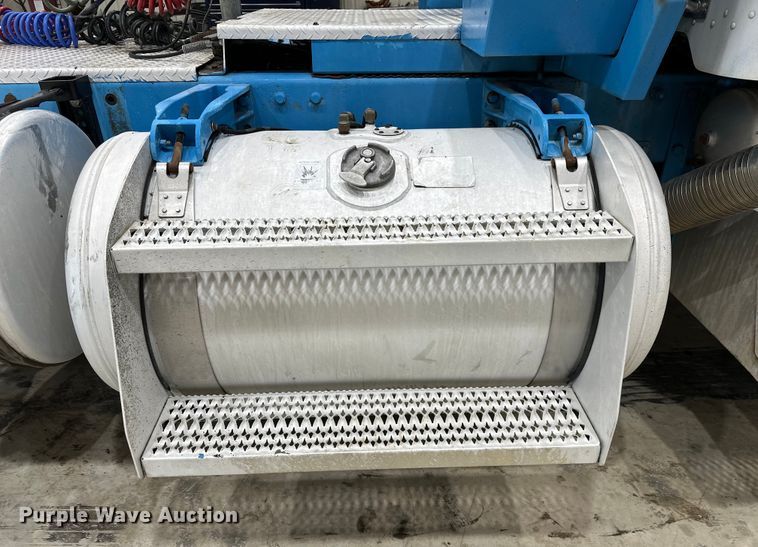 image for item EJ8925 2007 Peterbilt  379 semi truck