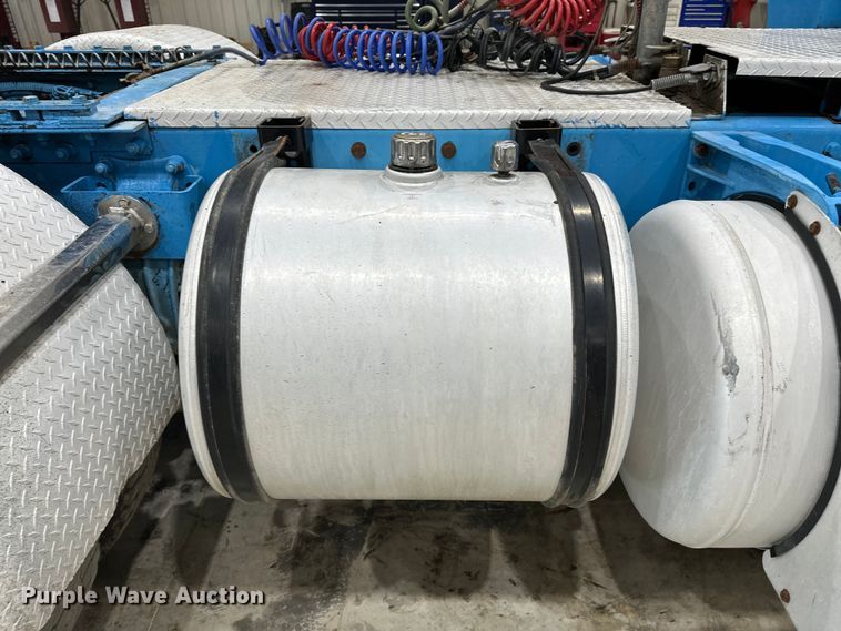 image for item EJ8925 2007 Peterbilt  379 semi truck