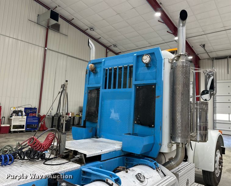 image for item EJ8925 2007 Peterbilt  379 semi truck