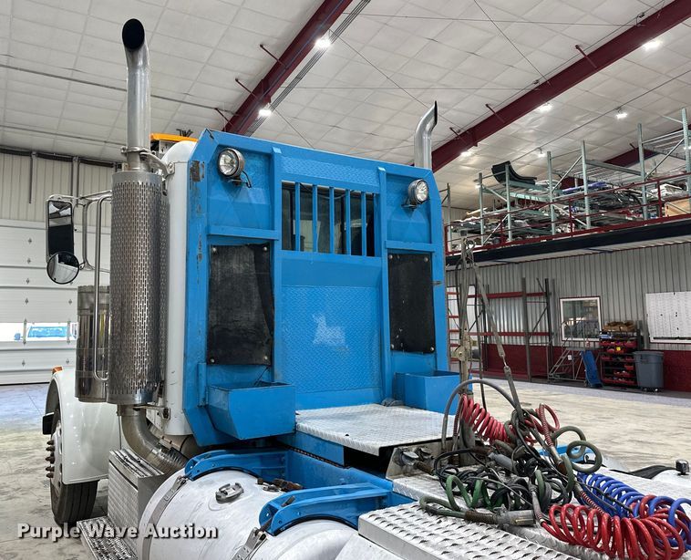 image for item EJ8925 2007 Peterbilt  379 semi truck