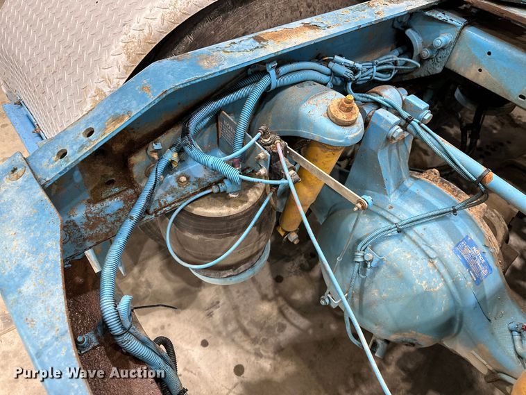 image for item EJ8925 2007 Peterbilt  379 semi truck