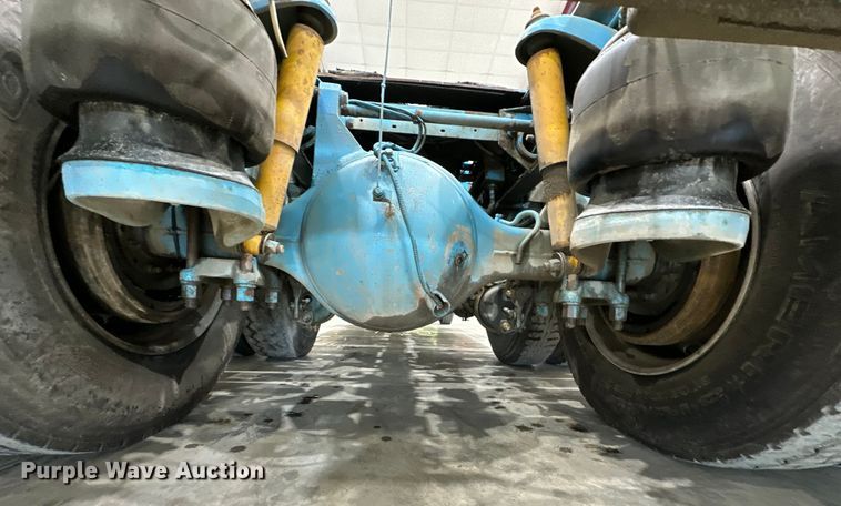 image for item EJ8925 2007 Peterbilt  379 semi truck