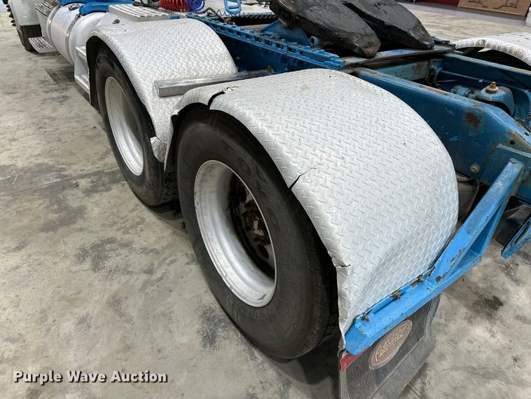 image for item EJ8925 2007 Peterbilt  379 semi truck