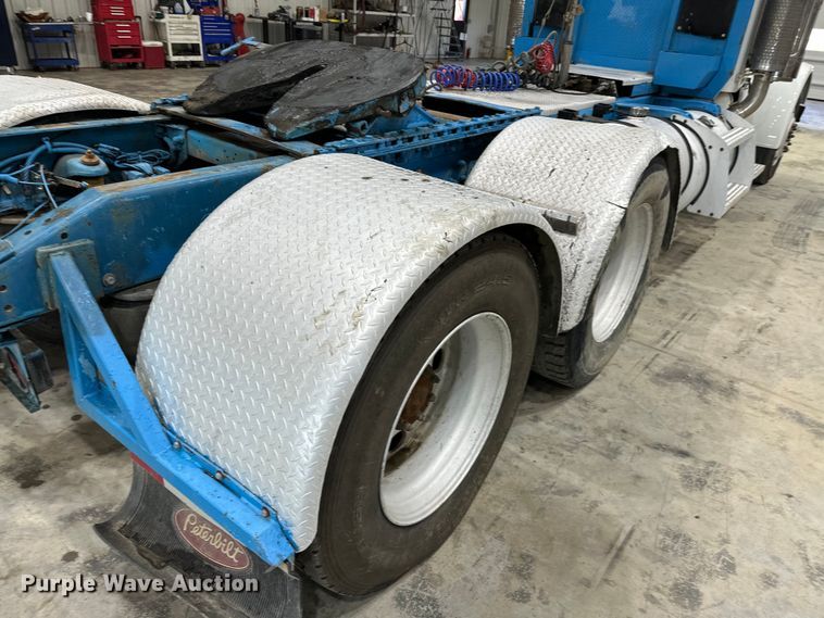 image for item EJ8925 2007 Peterbilt  379 semi truck