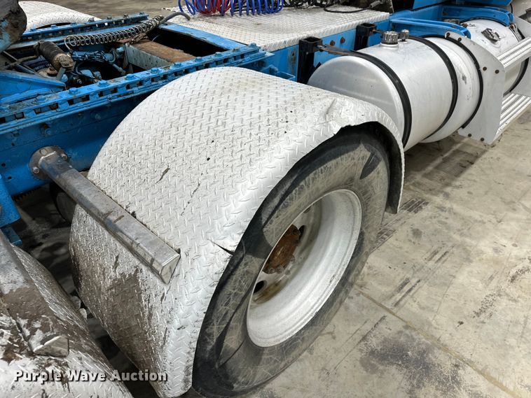 image for item EJ8925 2007 Peterbilt  379 semi truck