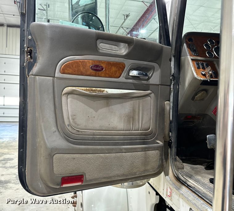 image for item EJ8925 2007 Peterbilt  379 semi truck