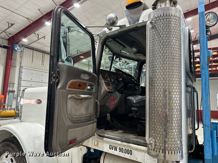 image for item EJ8925 2007 Peterbilt  379 semi truck