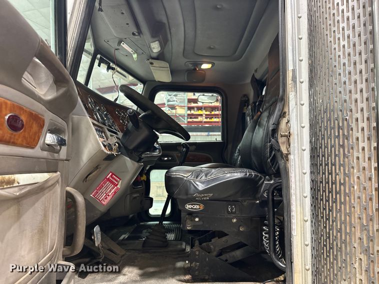 image for item EJ8925 2007 Peterbilt  379 semi truck