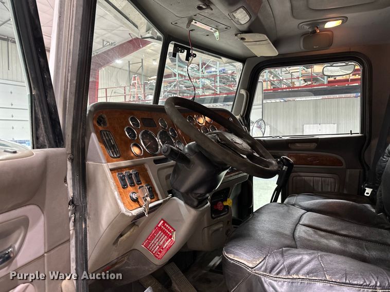 image for item EJ8925 2007 Peterbilt  379 semi truck