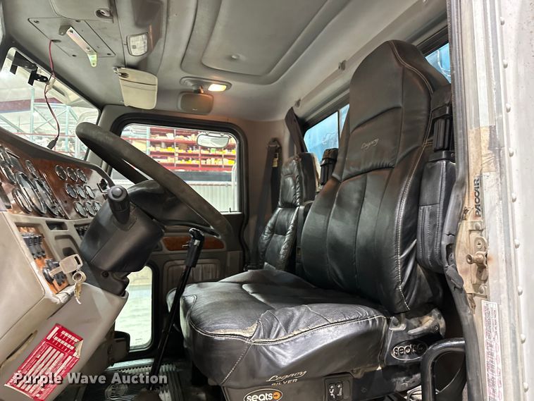 image for item EJ8925 2007 Peterbilt  379 semi truck