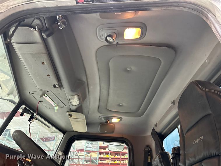 image for item EJ8925 2007 Peterbilt  379 semi truck