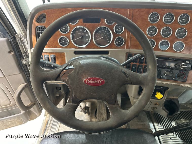 image for item EJ8925 2007 Peterbilt  379 semi truck
