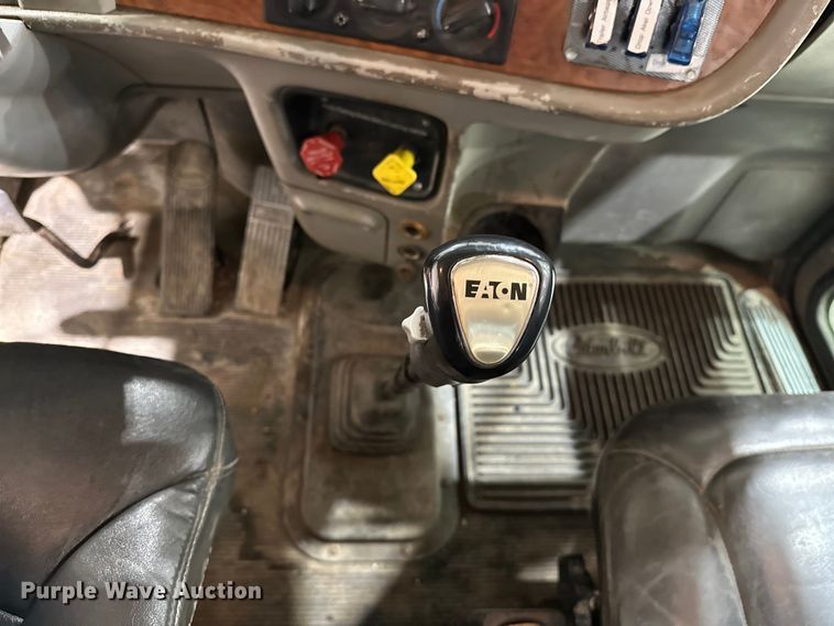 image for item EJ8925 2007 Peterbilt  379 semi truck