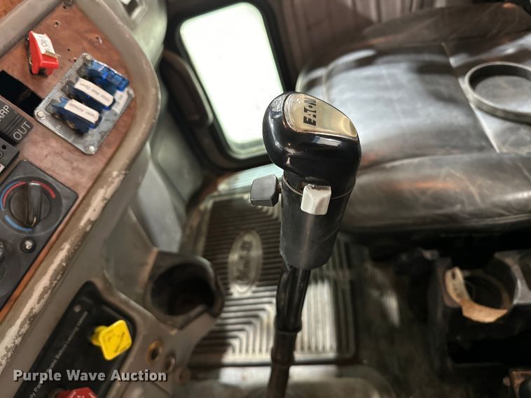 image for item EJ8925 2007 Peterbilt  379 semi truck