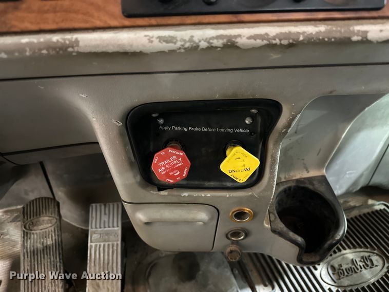 image for item EJ8925 2007 Peterbilt  379 semi truck