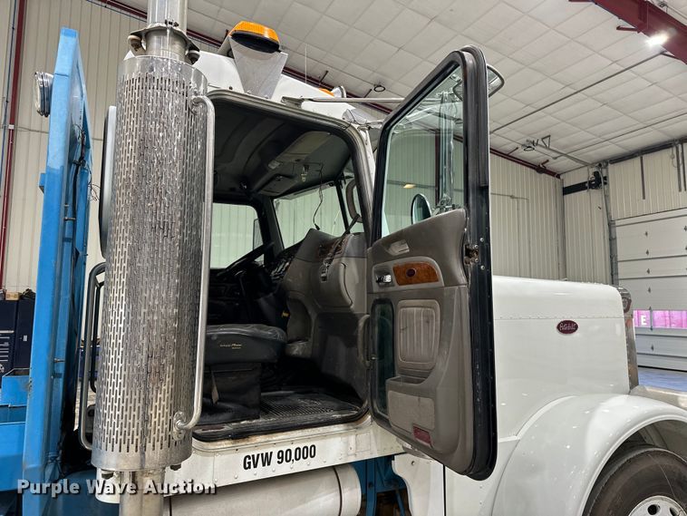 image for item EJ8925 2007 Peterbilt  379 semi truck