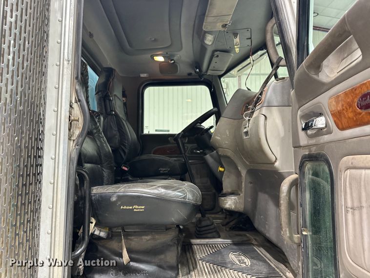 image for item EJ8925 2007 Peterbilt  379 semi truck
