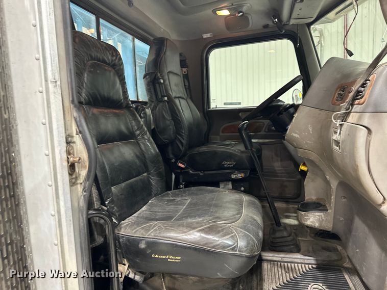 image for item EJ8925 2007 Peterbilt  379 semi truck