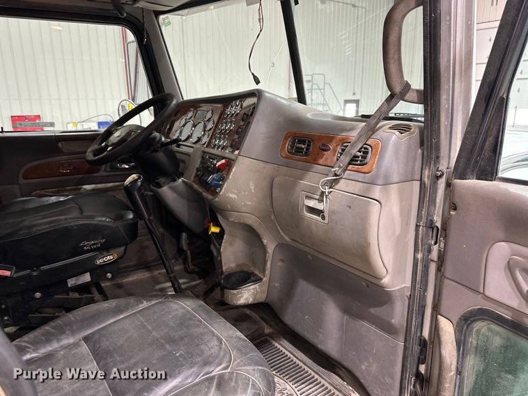 image for item EJ8925 2007 Peterbilt  379 semi truck