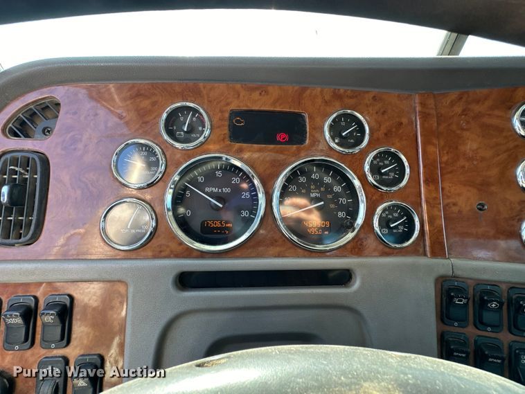 image for item EJ8925 2007 Peterbilt  379 semi truck
