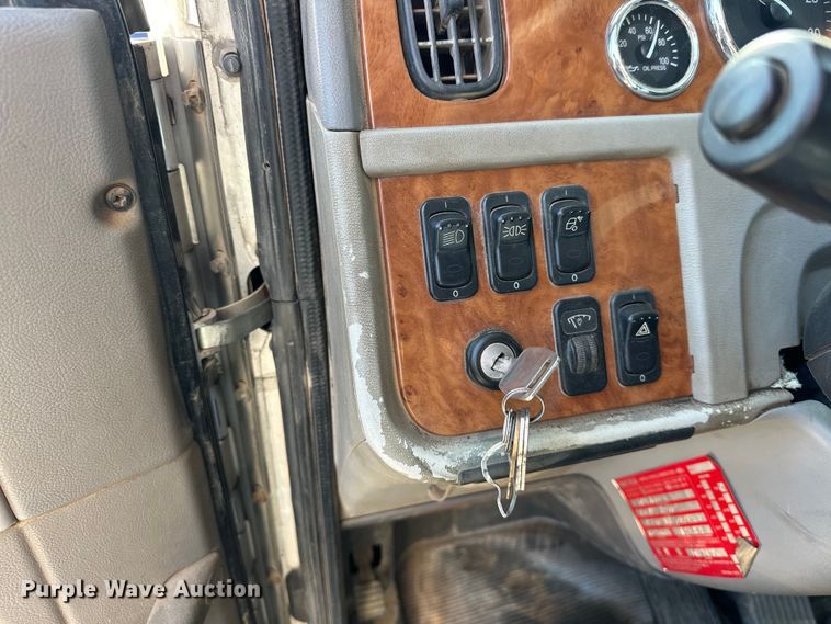 image for item EJ8925 2007 Peterbilt  379 semi truck