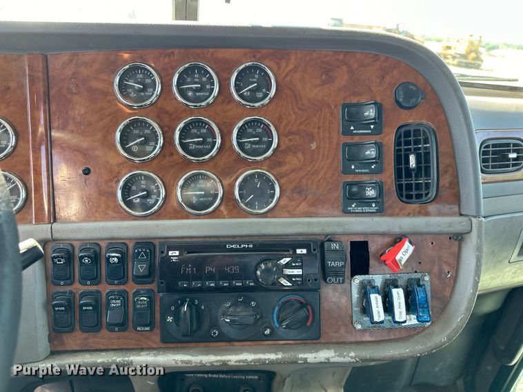 image for item EJ8925 2007 Peterbilt  379 semi truck