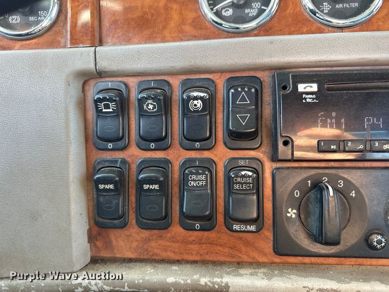 image for item EJ8925 2007 Peterbilt  379 semi truck