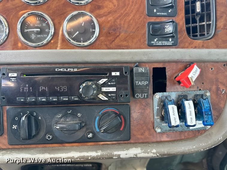 image for item EJ8925 2007 Peterbilt  379 semi truck