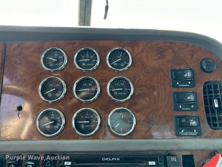 image for item EJ8925 2007 Peterbilt  379 semi truck