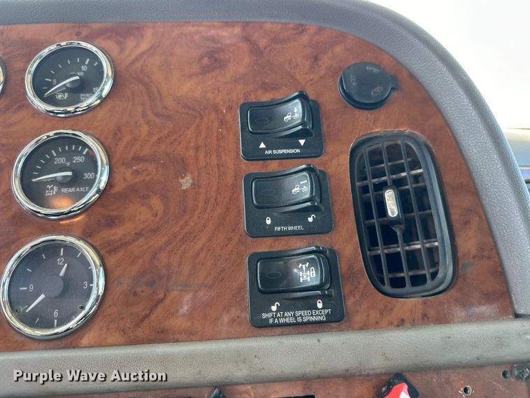 image for item EJ8925 2007 Peterbilt  379 semi truck