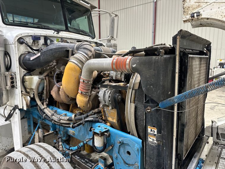 image for item EJ8925 2007 Peterbilt  379 semi truck