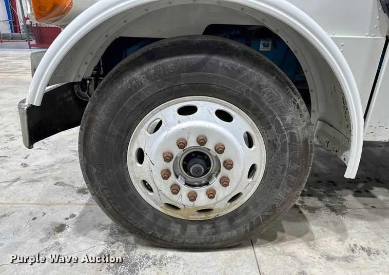 image for item EJ8925 2007 Peterbilt  379 semi truck