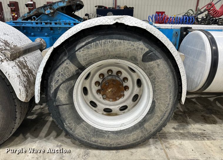 image for item EJ8925 2007 Peterbilt  379 semi truck