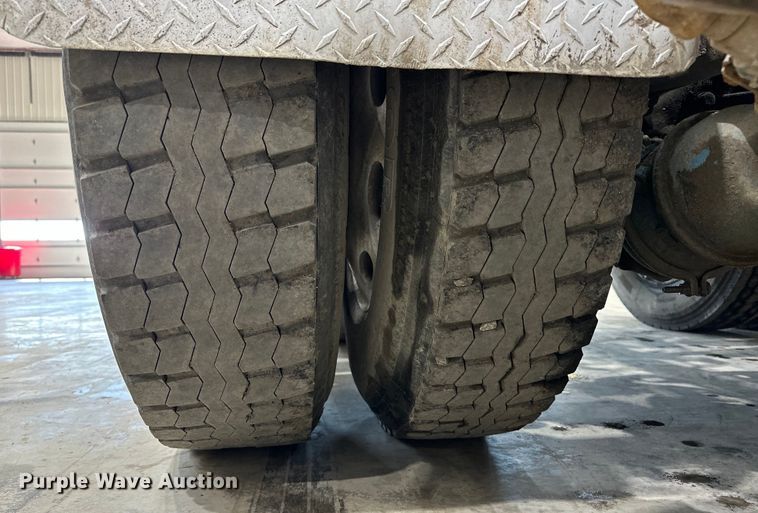 image for item EJ8925 2007 Peterbilt  379 semi truck