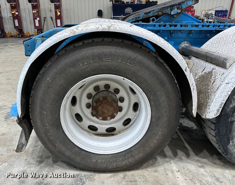 image for item EJ8925 2007 Peterbilt  379 semi truck