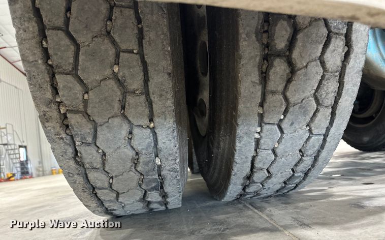 image for item EJ8925 2007 Peterbilt  379 semi truck