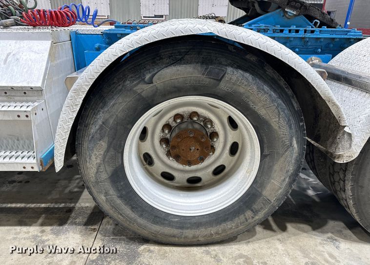 image for item EJ8925 2007 Peterbilt  379 semi truck