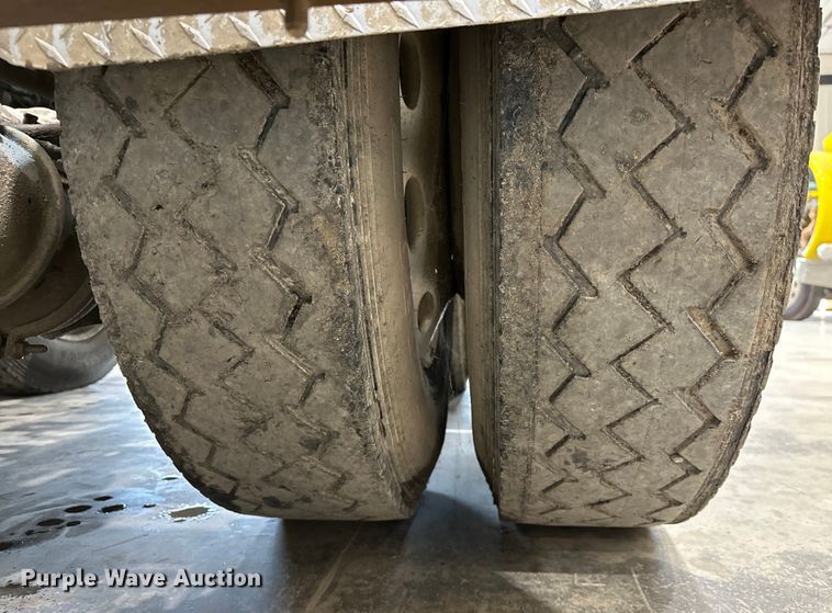 image for item EJ8925 2007 Peterbilt  379 semi truck