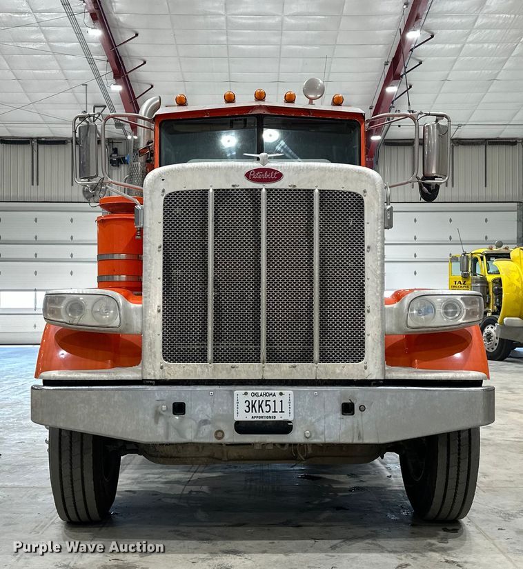 image for item EJ8926 2015 Peterbilt  389 semi truck