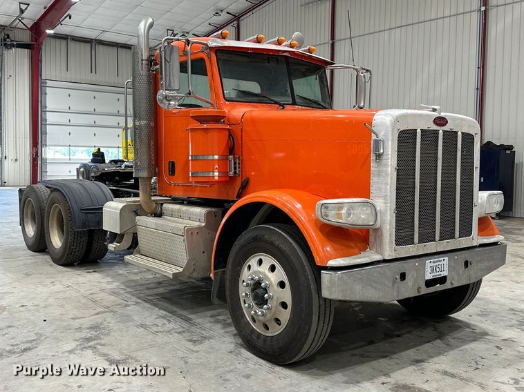 image for item EJ8926 2015 Peterbilt  389 semi truck